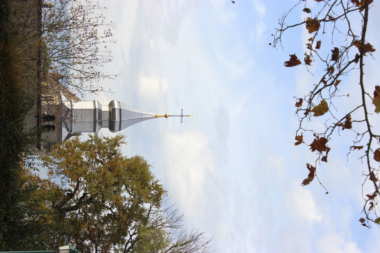 L'église d'Yvoire dédiée à St Pancrace au 11eme siècle. Le clocher bulbe date lui de 1858.