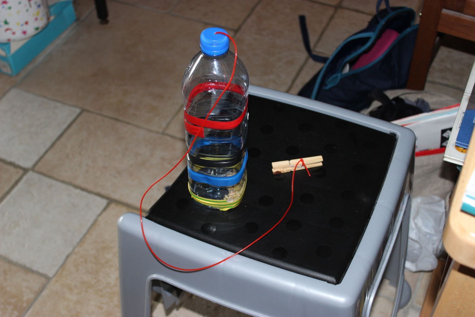 pour les plus petits très facile à créer avec une bouteilles remplie avec des graines , des gommettes et du scotch d'électricien pour décorer la bouteille , un fil à scoubidou et une pince à linge. Temps de préparation 5 à 10 min. La pince à linge fait du bruit en frottant la bouteille. succès garanti!
