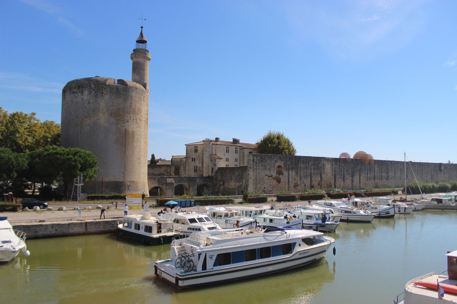 la tour de constance, élevée par Saint-Louis pour protéger le port et la cité.