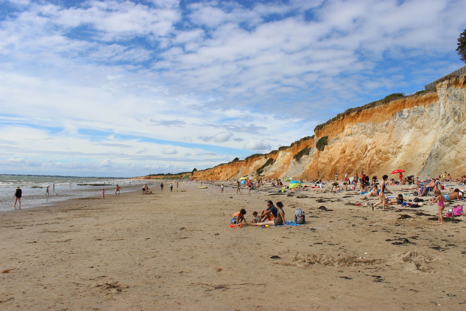 la plage de la source, un petit chemin côtier permet de faire la balade en haut des falaises