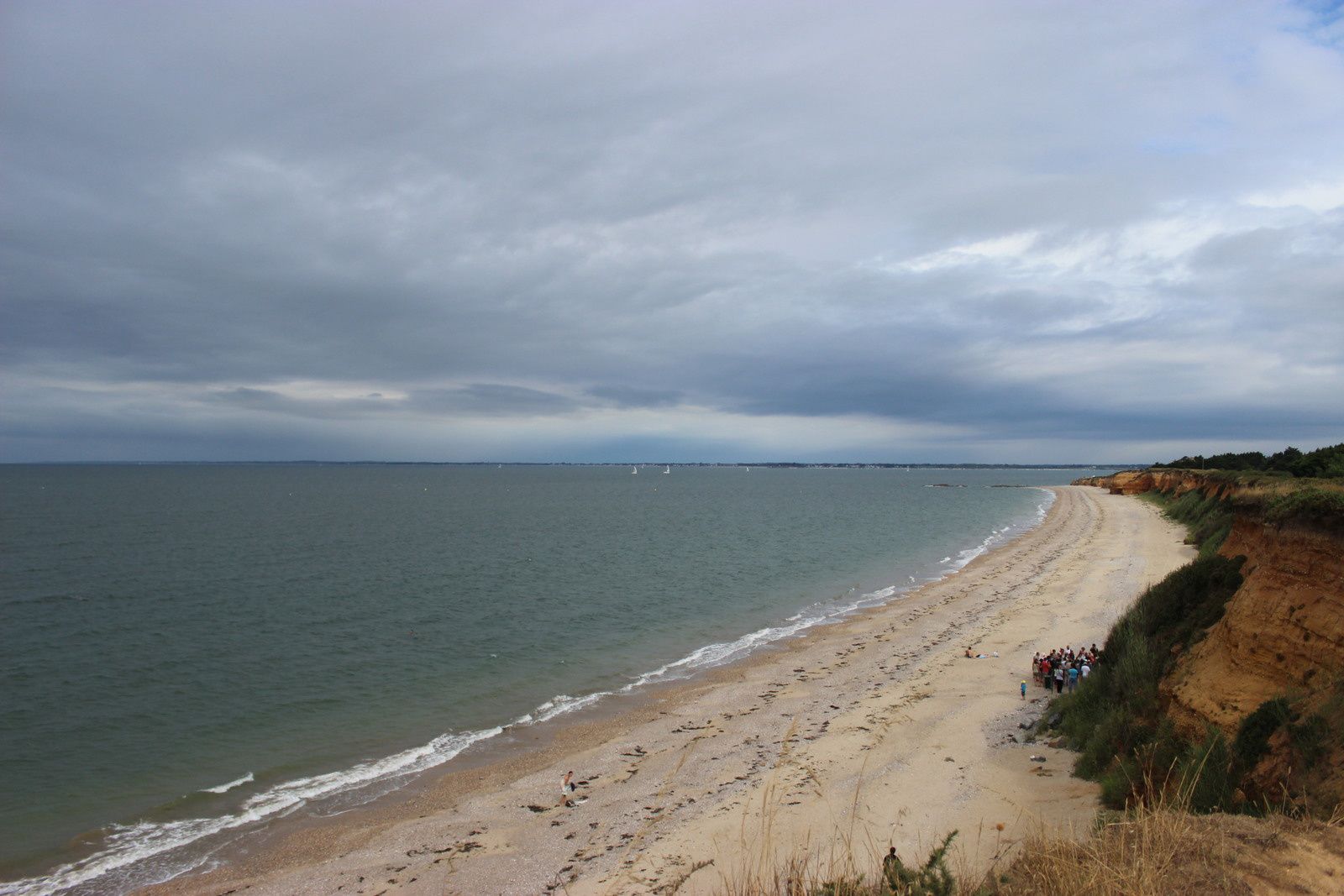 la plage de la source, un petit chemin côtier permet de faire la balade en haut des falaises