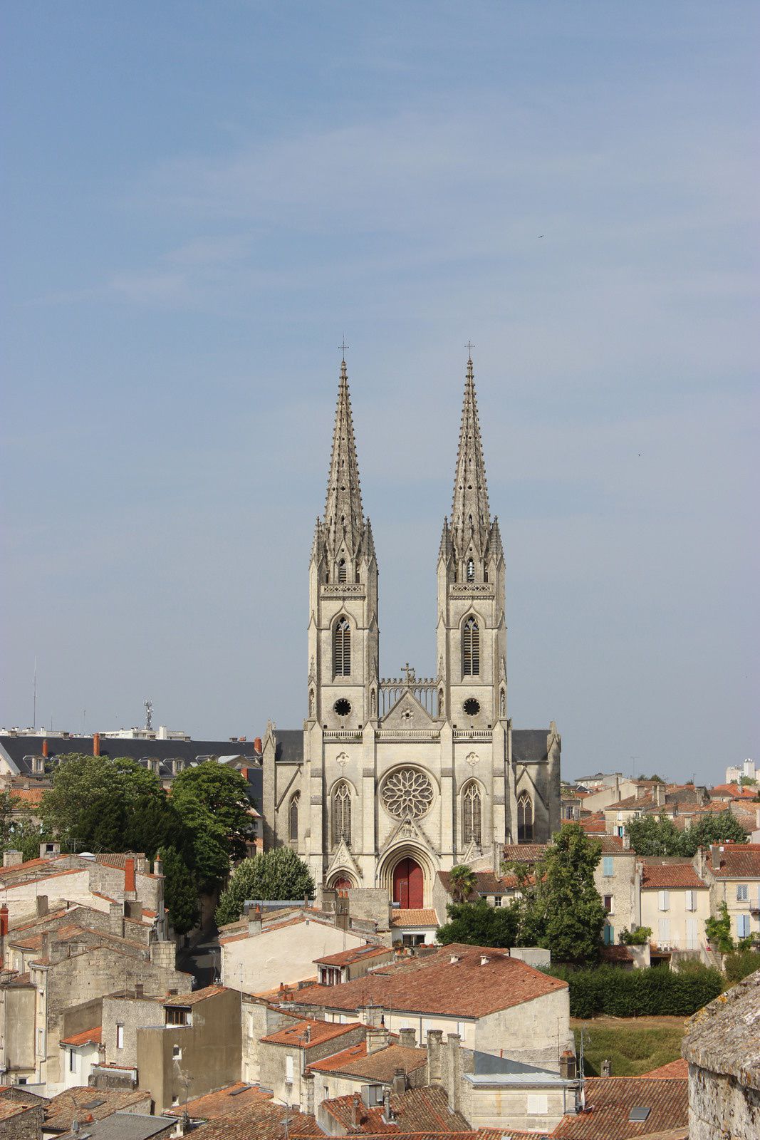 l'une des nombreuses églises de Niort vue de la terrasse du donjon