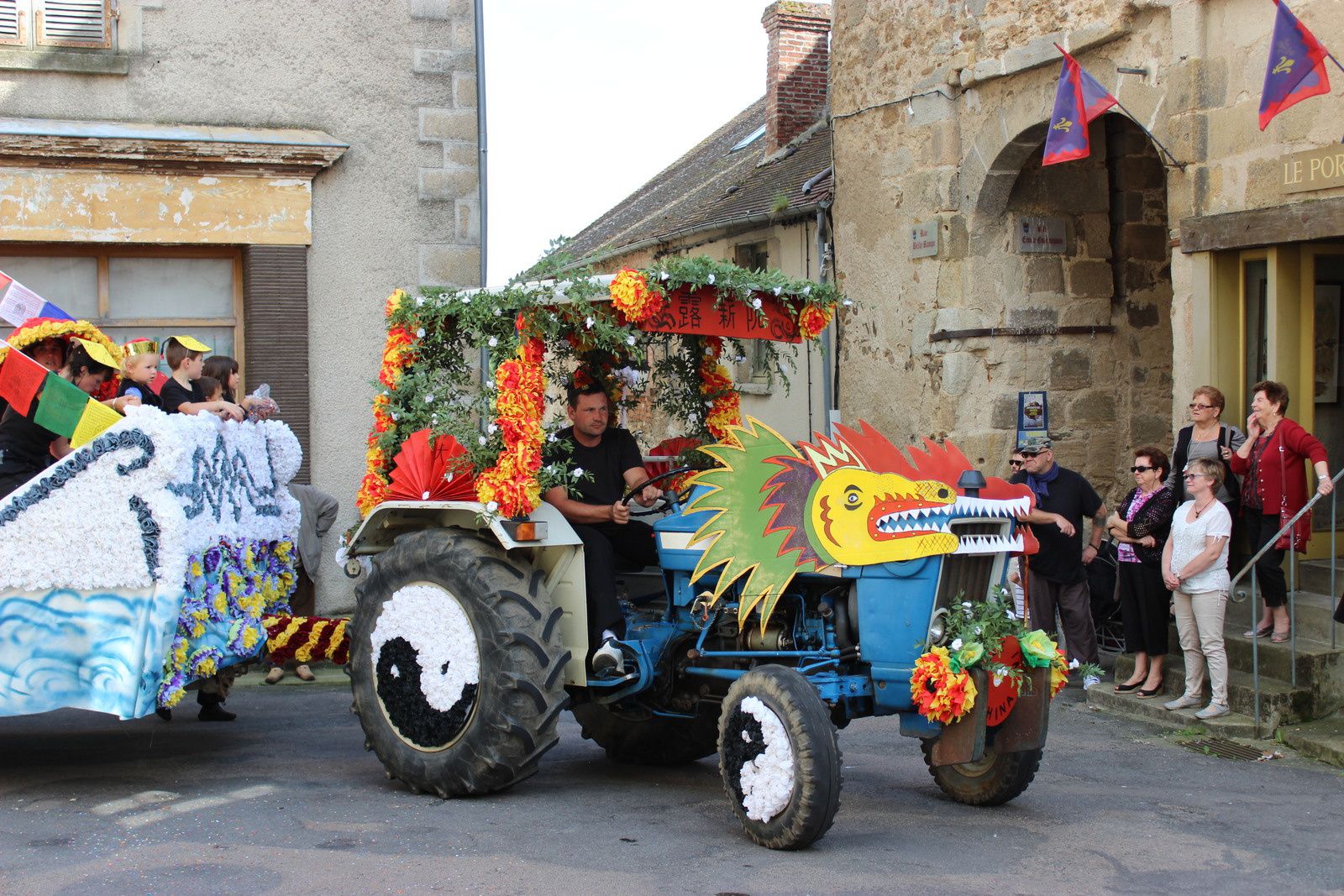 Losque nous y sommes passés , la fête du 15 aout avec bandas et défilés de chars battait son plein.