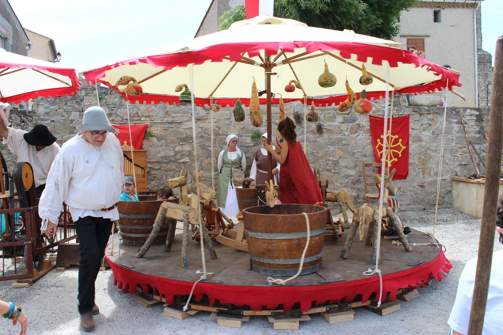 manège d'époque avec des gens bien courageux pour le tirer!