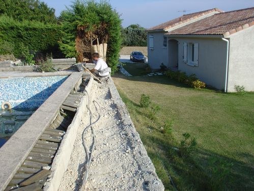 Destruction du mur de soutènement de la piscine