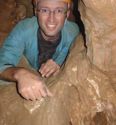 Descente dans la grotte de Trassanel