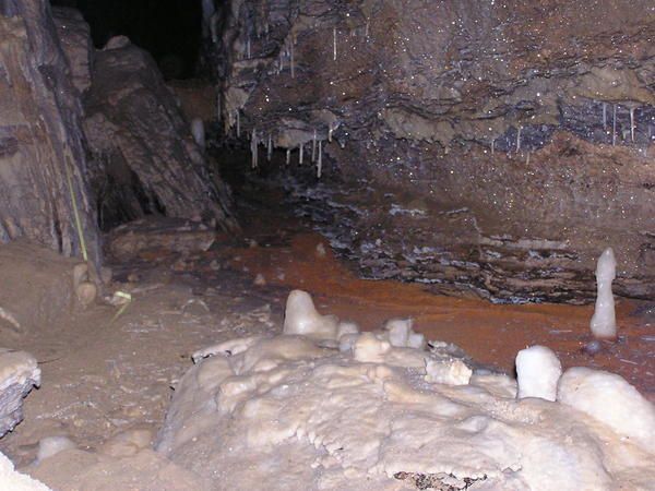 Une merveille souterraine : la grotte de l’Aguzou