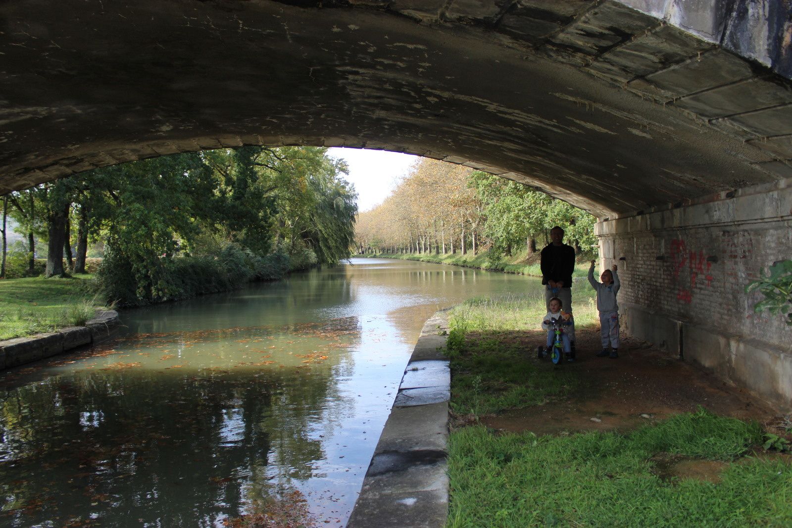Le canal du midi d'Avignonet à Port Lauragais en automne