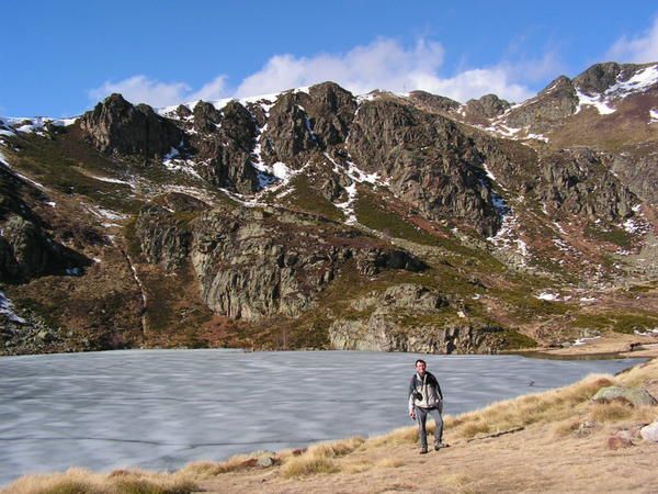 Le lac d’Appy, une enclave de soleil et de glace dans une gangue de nuages…